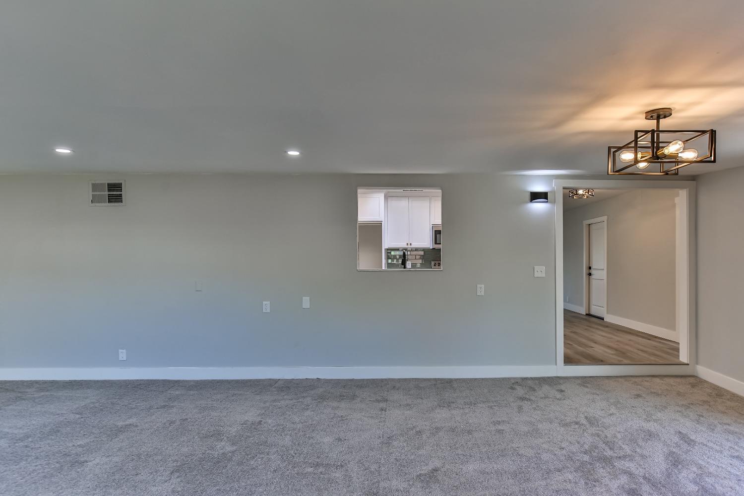 Detail Gallery Image 17 of 43 For 2028 Middleberry Rd, Sacramento,  CA 95815 - 4 Beds | 2 Baths