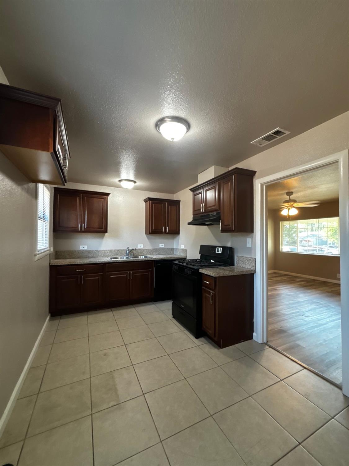 Detail Gallery Image 5 of 12 For 238 Bay Dr, Sacramento,  CA 95815 - 2 Beds | 1 Baths