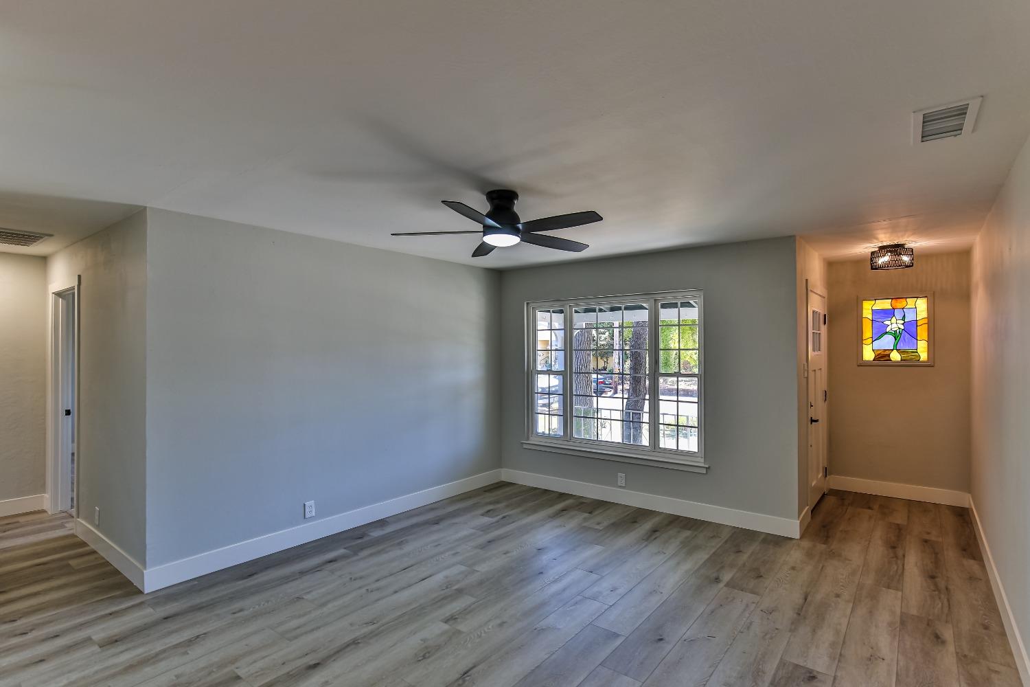 Detail Gallery Image 4 of 43 For 2028 Middleberry Rd, Sacramento,  CA 95815 - 4 Beds | 2 Baths