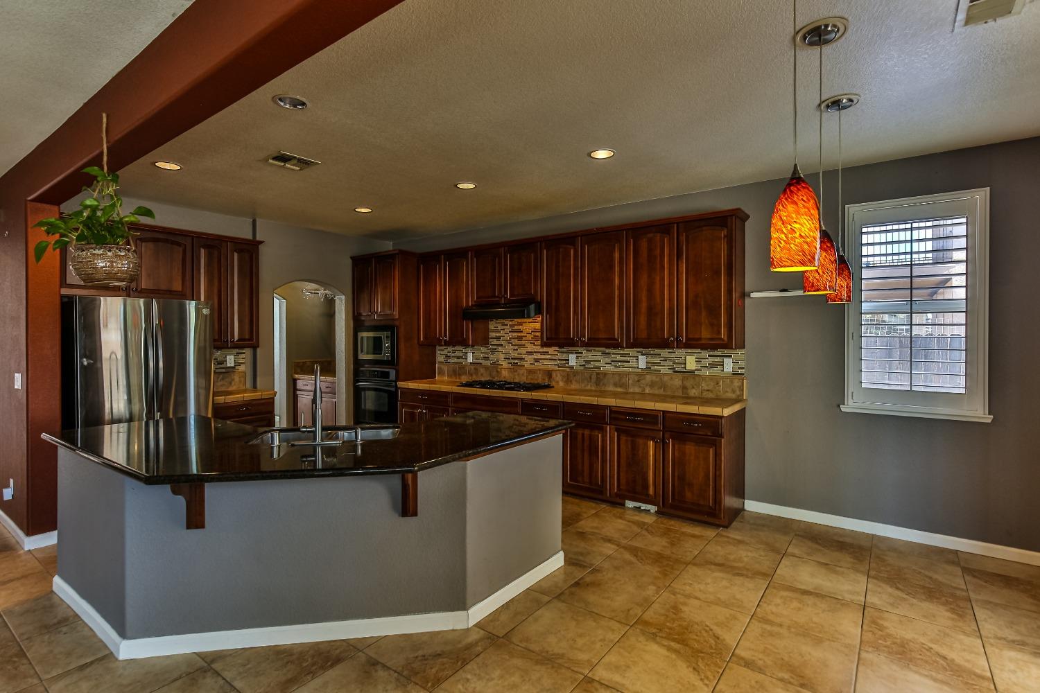 Detail Gallery Image 8 of 76 For 9781 Fall Valley Way, Sacramento,  CA 95829 - 4 Beds | 2/1 Baths