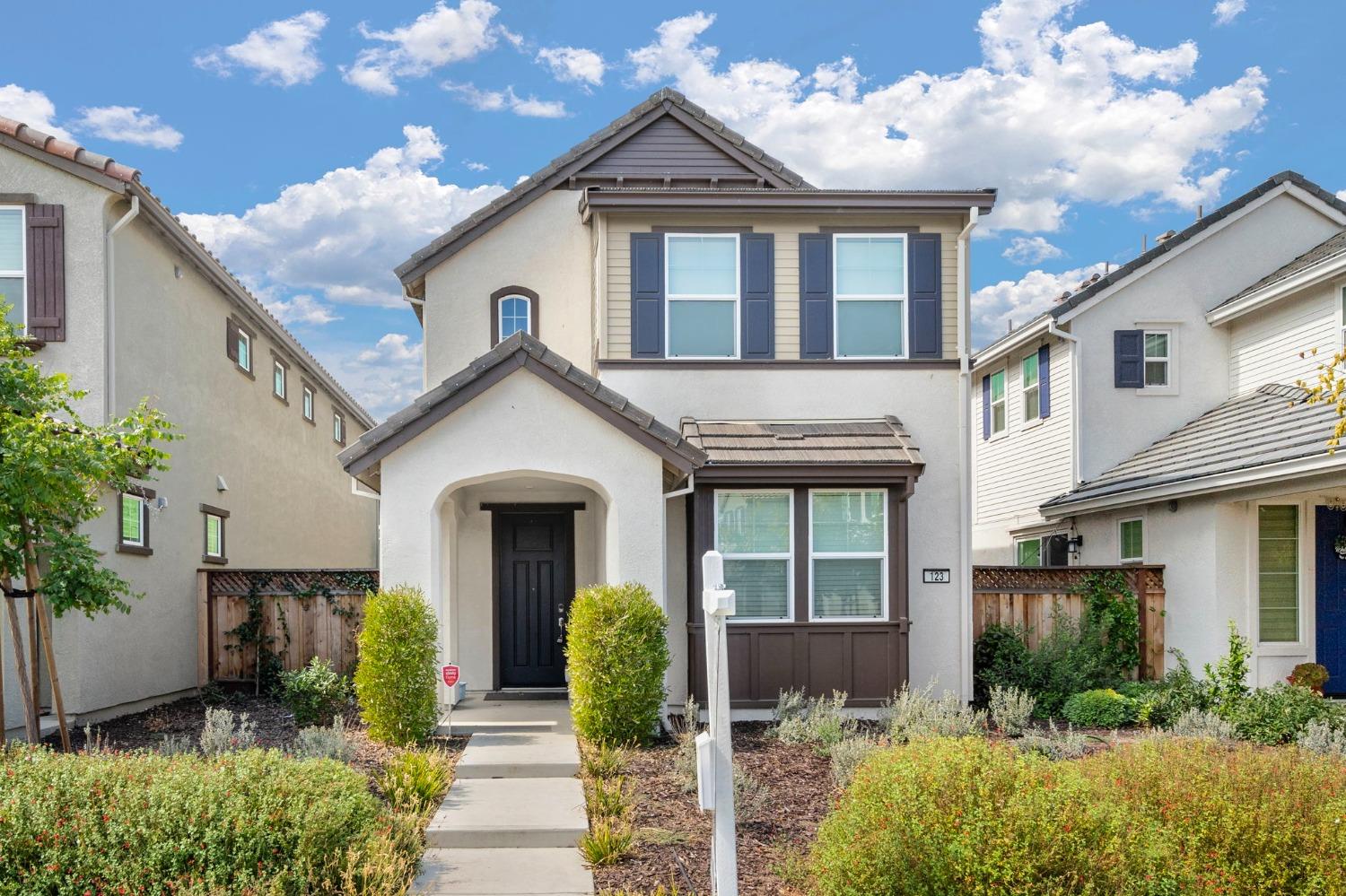 Detail Gallery Image 2 of 28 For 123 E Rodbell Ln, Mountain House,  CA 95391 - 3 Beds | 2/1 Baths