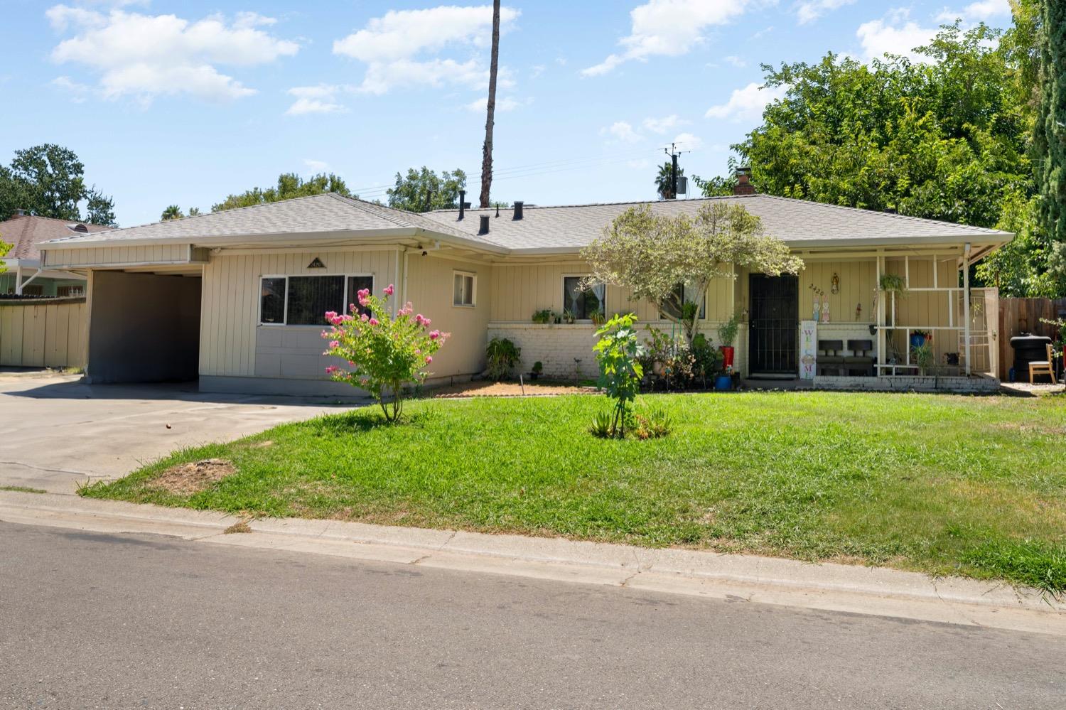 Detail Gallery Image 1 of 31 For 2420 Burgundy Way, Sacramento,  CA 95825 - 4 Beds | 2 Baths