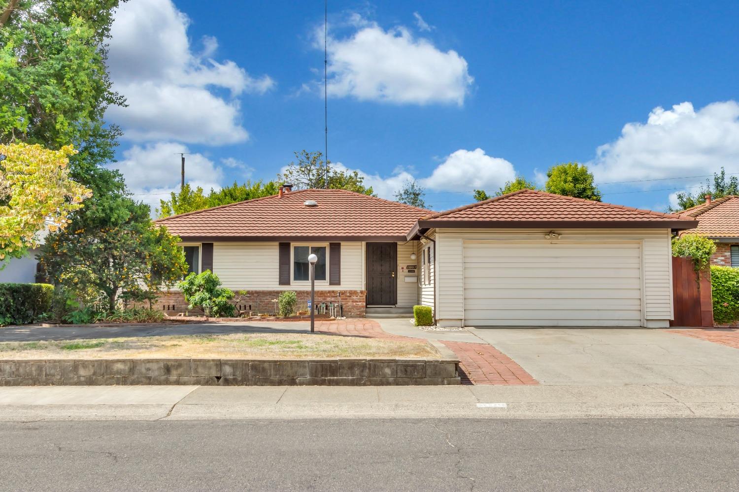 Detail Gallery Image 1 of 1 For 1176 25th Ave, Sacramento,  CA 95822 - 3 Beds | 2 Baths