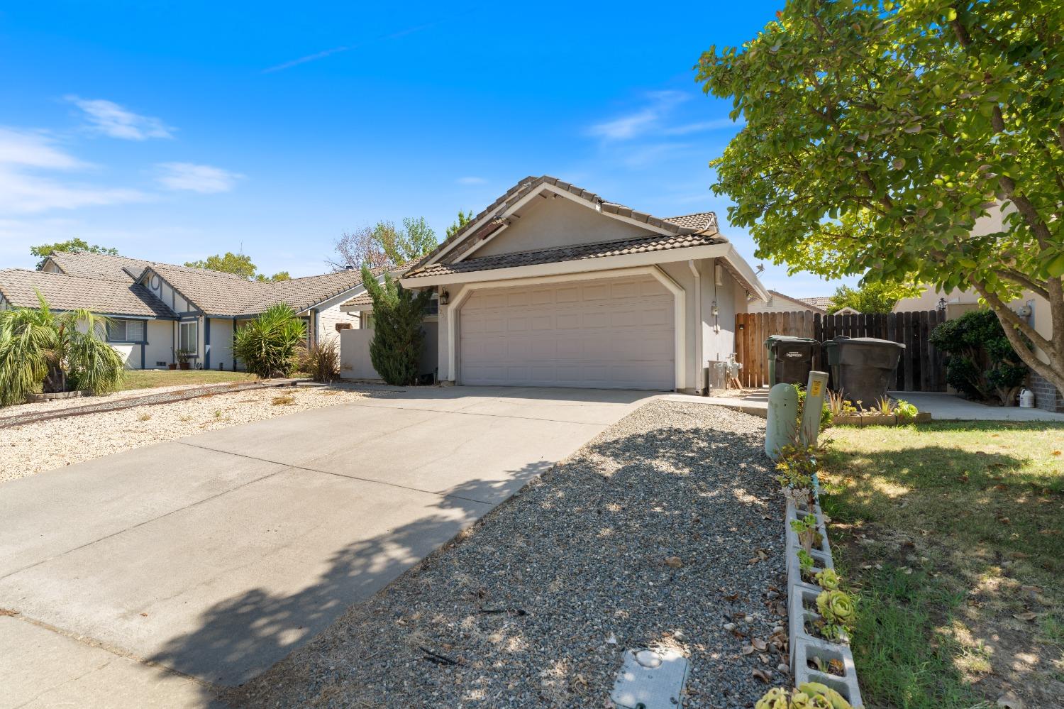 Detail Gallery Image 2 of 41 For 8251 Montreux Way, Sacramento,  CA 95828 - 3 Beds | 2 Baths