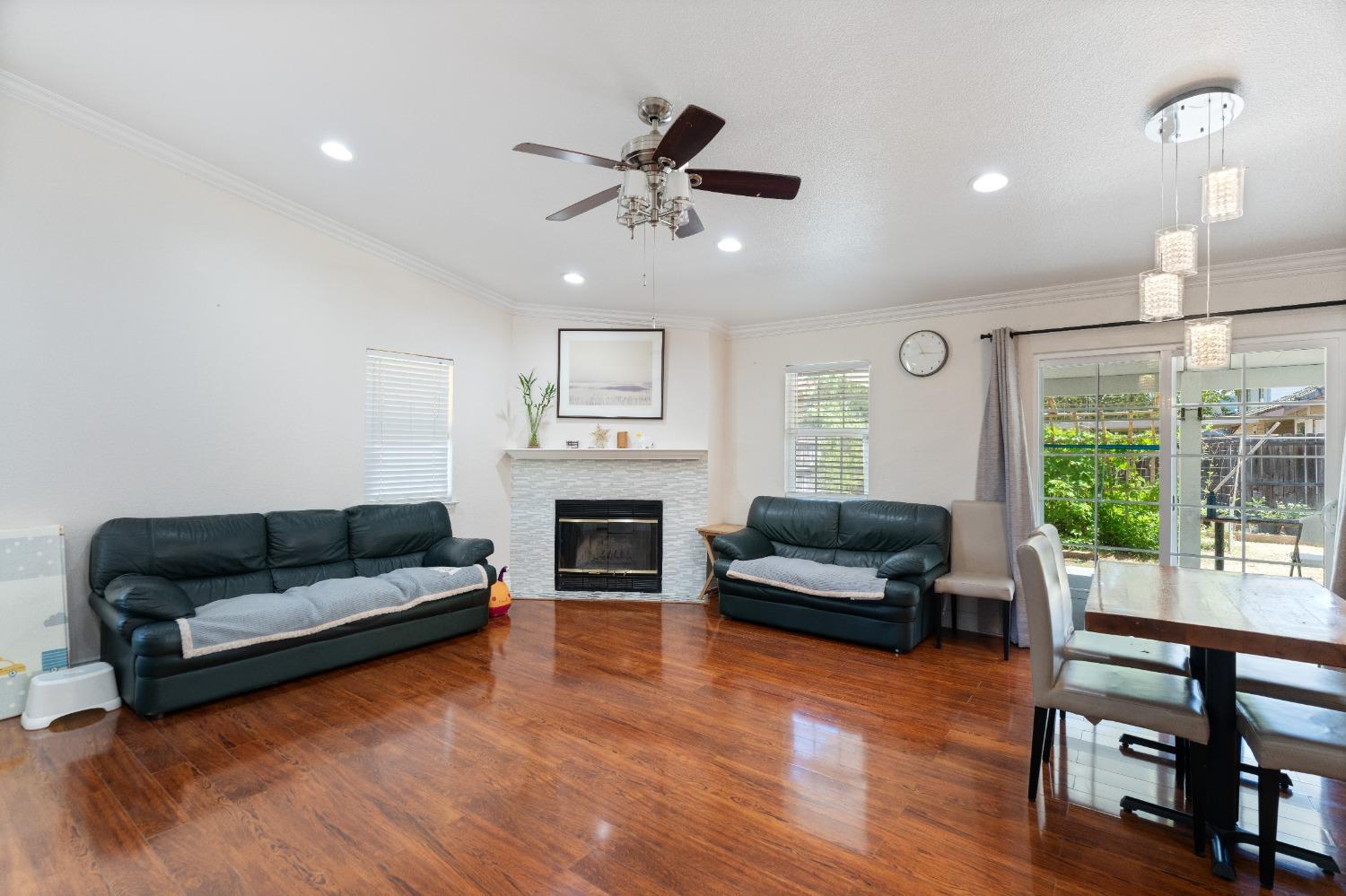 Detail Gallery Image 7 of 41 For 8251 Montreux Way, Sacramento,  CA 95828 - 3 Beds | 2 Baths