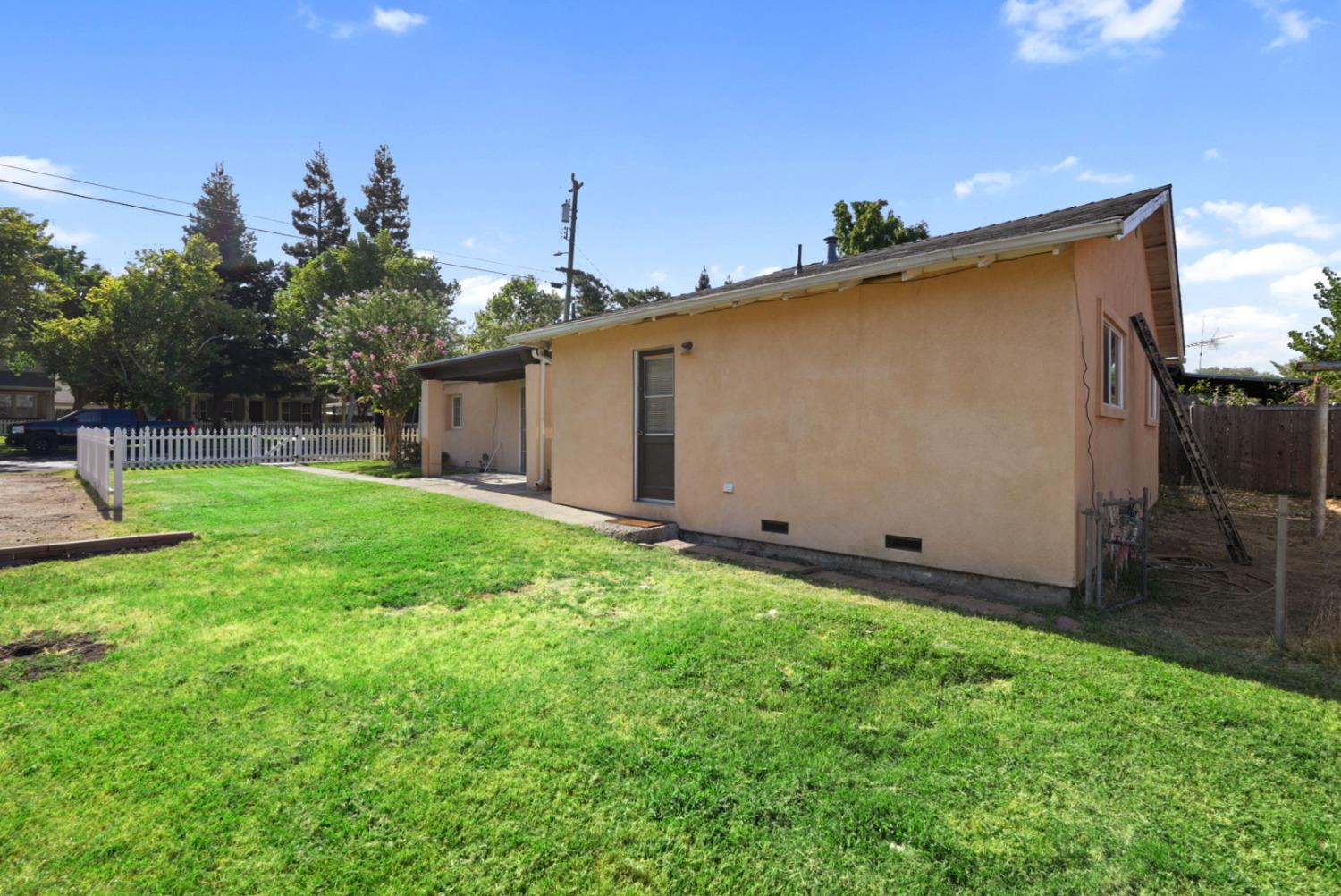 Detail Gallery Image 3 of 20 For 650 Valley View Dr, Oakdale,  CA 95361 - 3 Beds | 2 Baths