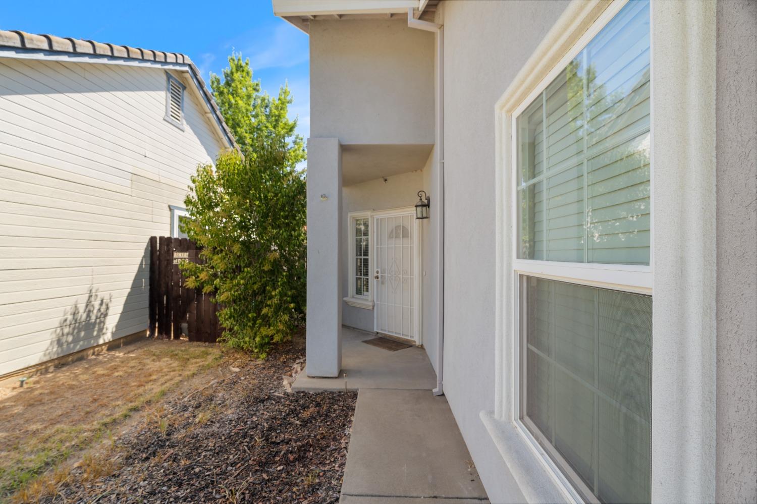 Detail Gallery Image 4 of 41 For 8251 Montreux Way, Sacramento,  CA 95828 - 3 Beds | 2 Baths