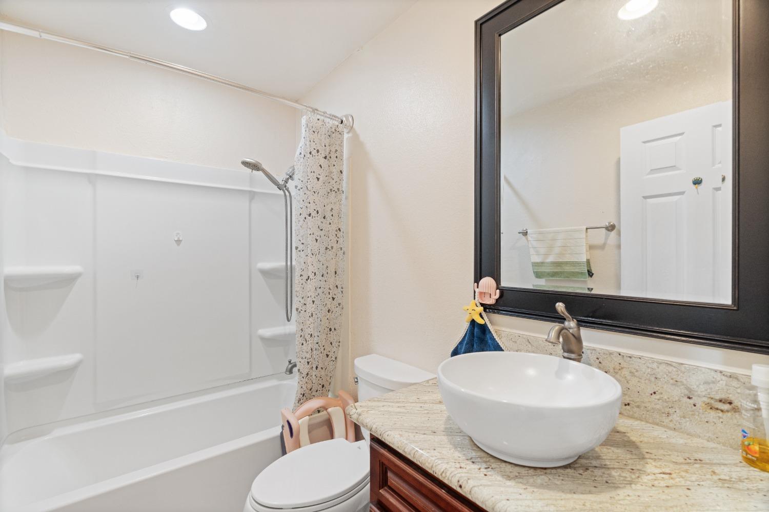 Detail Gallery Image 16 of 41 For 8251 Montreux Way, Sacramento,  CA 95828 - 3 Beds | 2 Baths