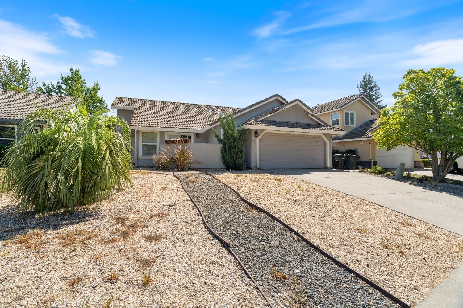 Detail Gallery Image 3 of 41 For 8251 Montreux Way, Sacramento,  CA 95828 - 3 Beds | 2 Baths