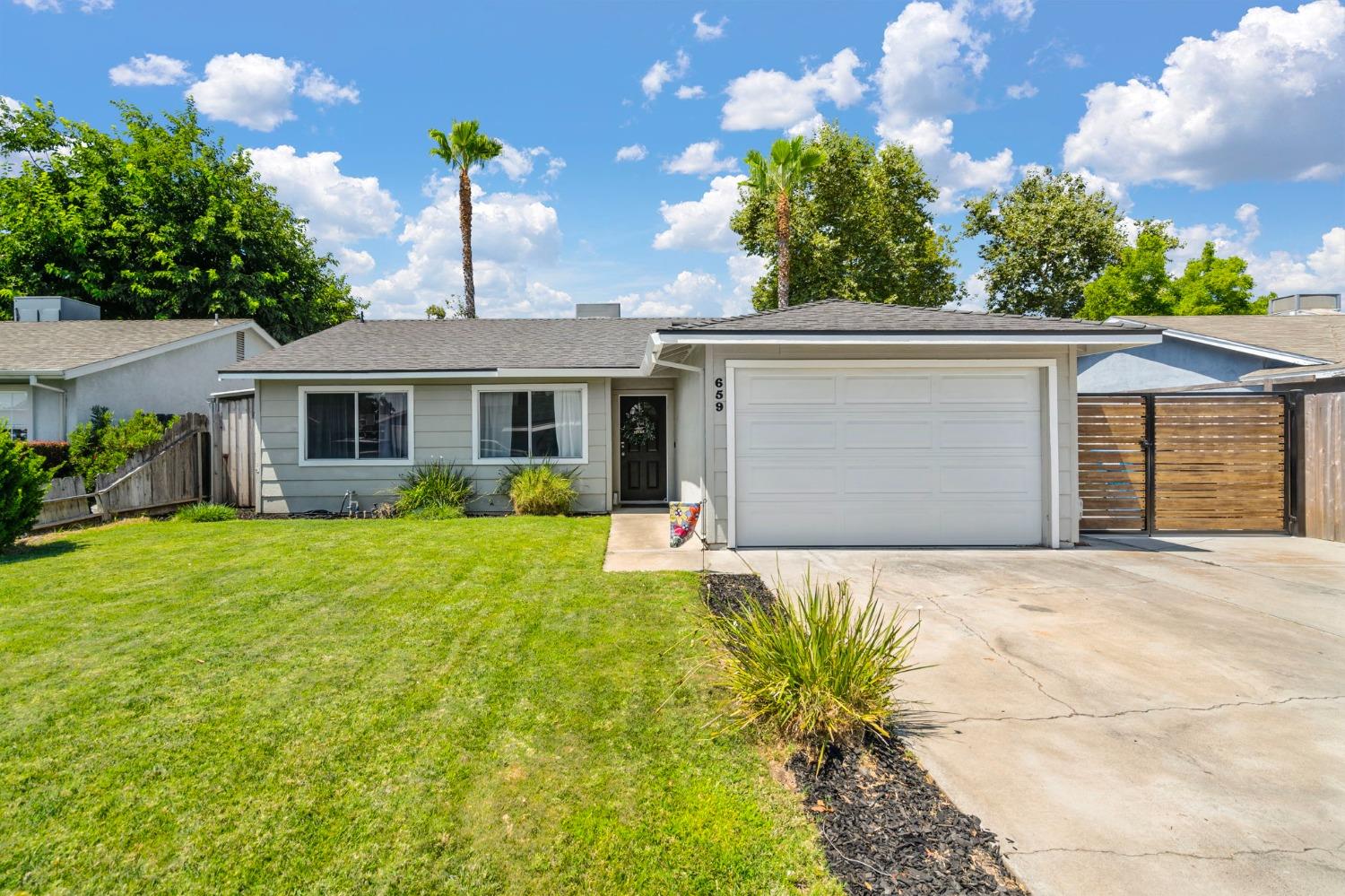 Detail Gallery Image 1 of 34 For 659 Fallenleaf Ln, Manteca,  CA 95336 - 3 Beds | 2 Baths