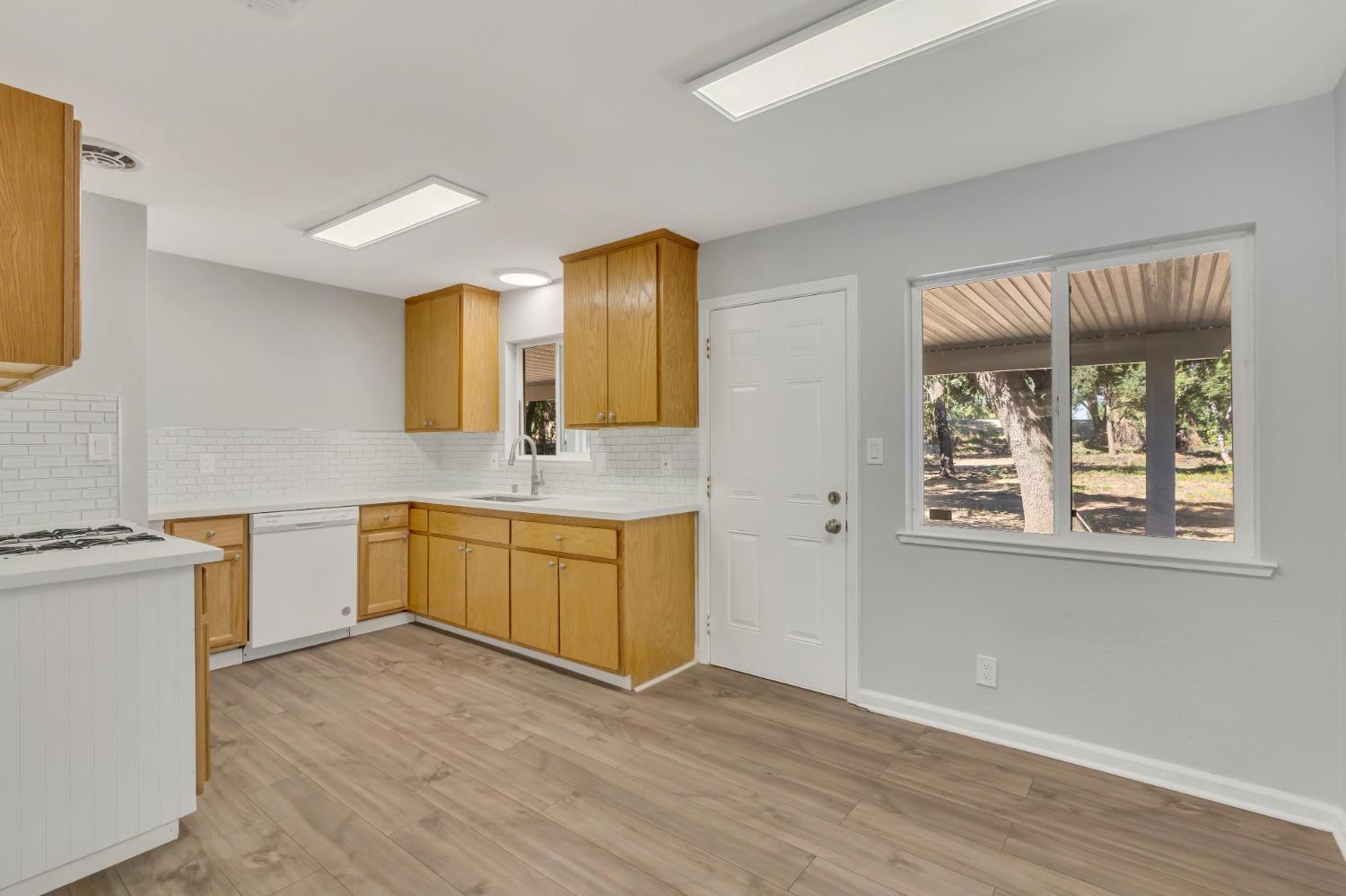 Detail Gallery Image 11 of 13 For 5720 Riverside Blvd, Sacramento,  CA 95822 - 2 Beds | 1 Baths