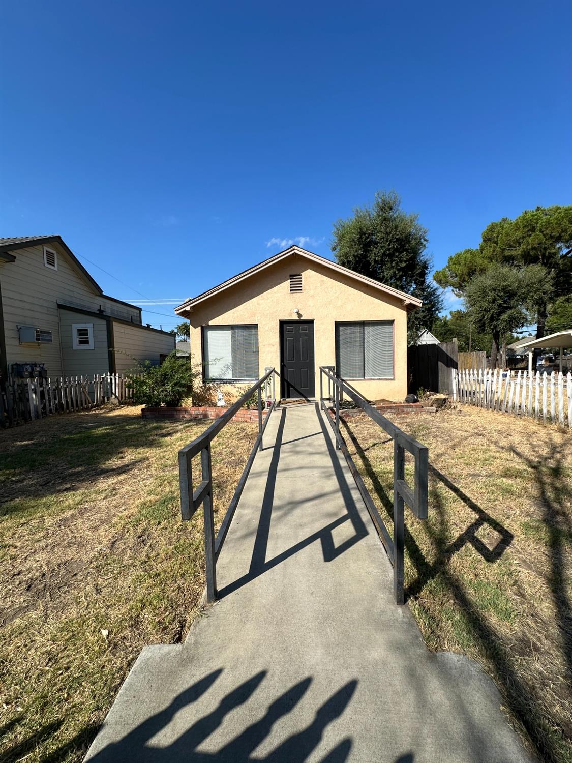 Detail Gallery Image 2 of 28 For 423 14th St, Modesto,  CA 95354 - 2 Beds | 2 Baths