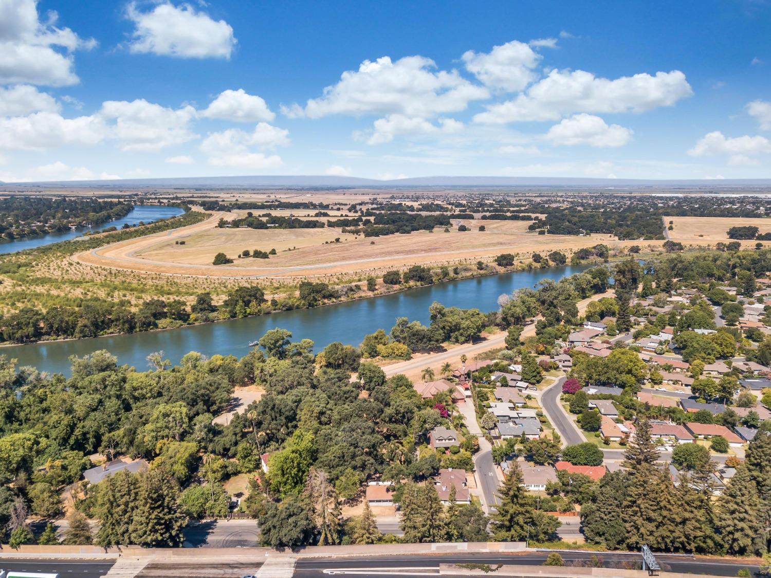 Detail Gallery Image 4 of 13 For 5720 Riverside Blvd, Sacramento,  CA 95822 - 2 Beds | 1 Baths