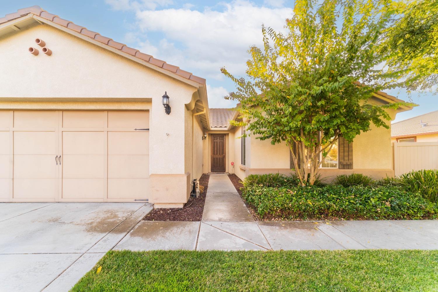 Detail Gallery Image 2 of 39 For 2467 Redbud Way, Manteca,  CA 95336 - 2 Beds | 2 Baths