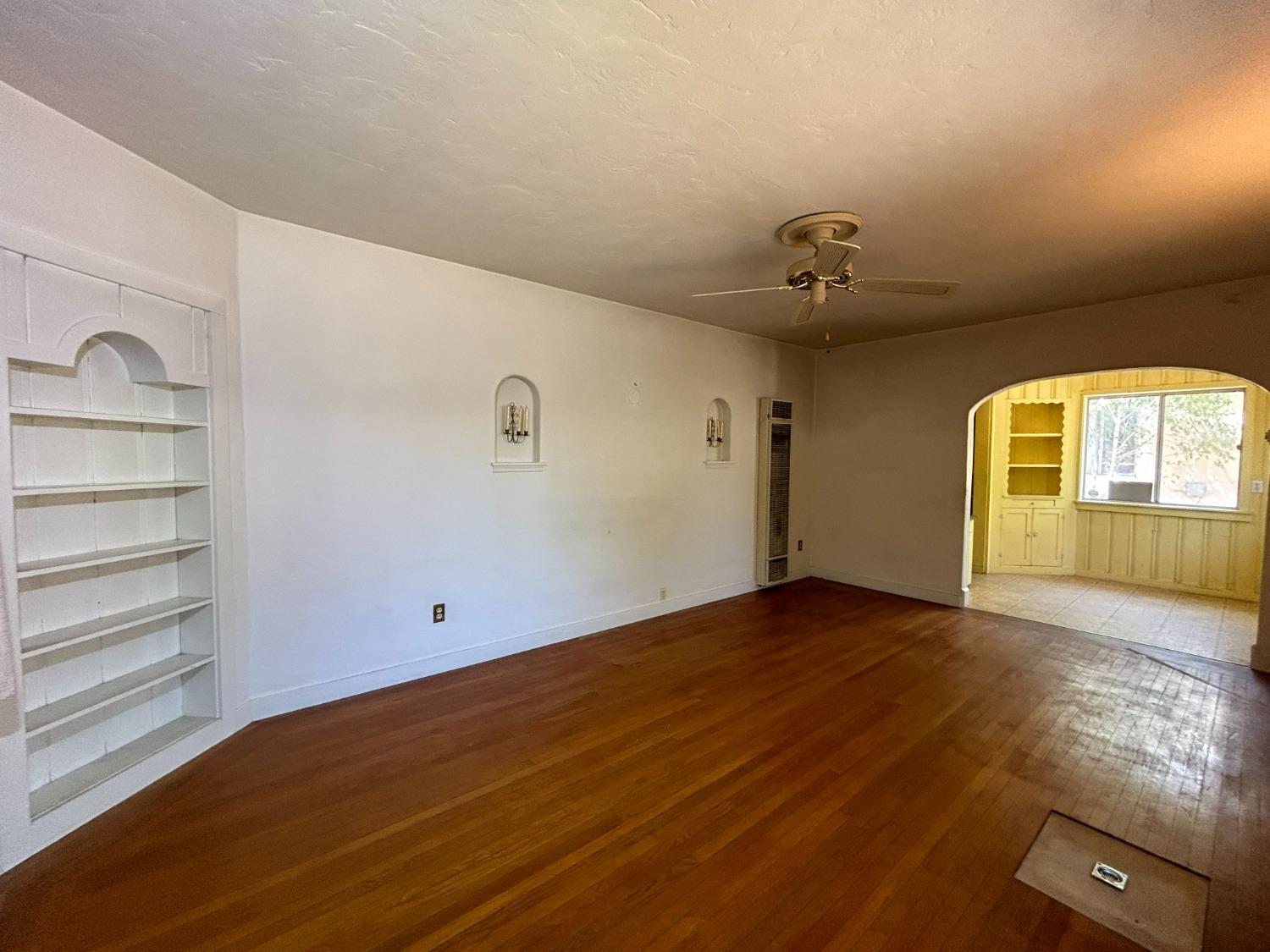 Detail Gallery Image 9 of 18 For 2275 Hawthorne St, Sacramento,  CA 95815 - 4 Beds | 2 Baths