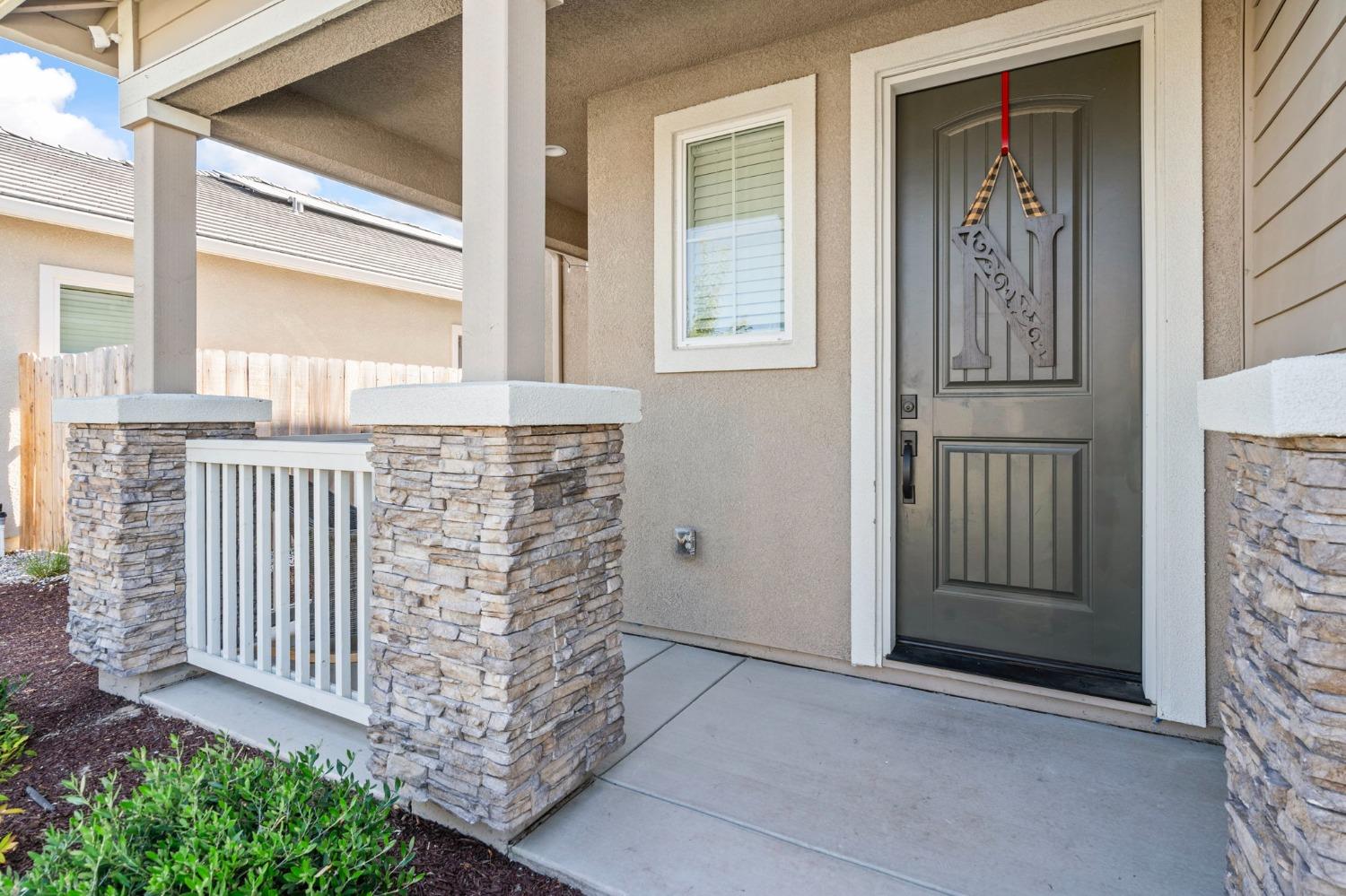 Detail Gallery Image 3 of 45 For 1838 Trulyn Ave, Manteca,  CA 95337 - 5 Beds | 2/1 Baths