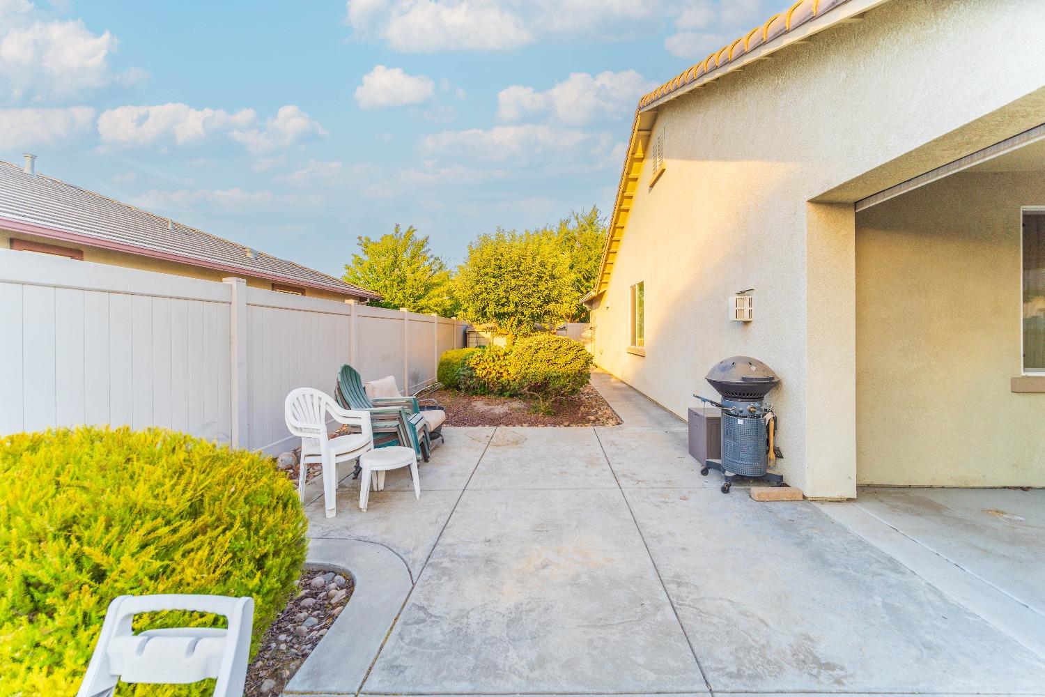 Detail Gallery Image 20 of 39 For 2467 Redbud Way, Manteca,  CA 95336 - 2 Beds | 2 Baths