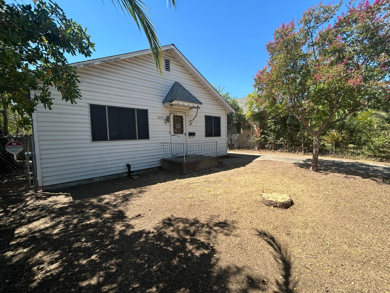 Detail Gallery Image 1 of 18 For 2275 Hawthorne St, Sacramento,  CA 95815 - 4 Beds | 2 Baths