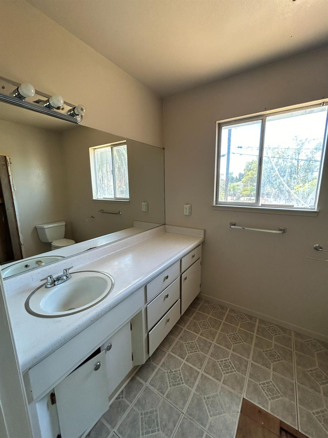 Detail Gallery Image 17 of 18 For 2275 Hawthorne St, Sacramento,  CA 95815 - 4 Beds | 2 Baths