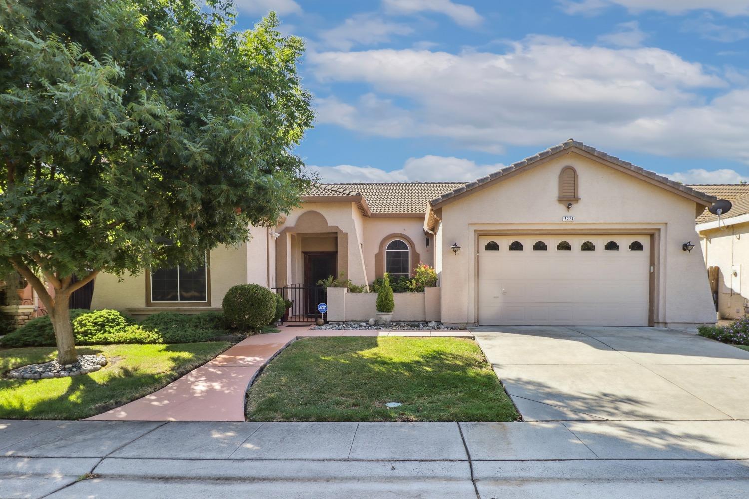 Detail Gallery Image 1 of 1 For 8224 Laguna Brook Way, Elk Grove,  CA 95758 - 3 Beds | 3 Baths