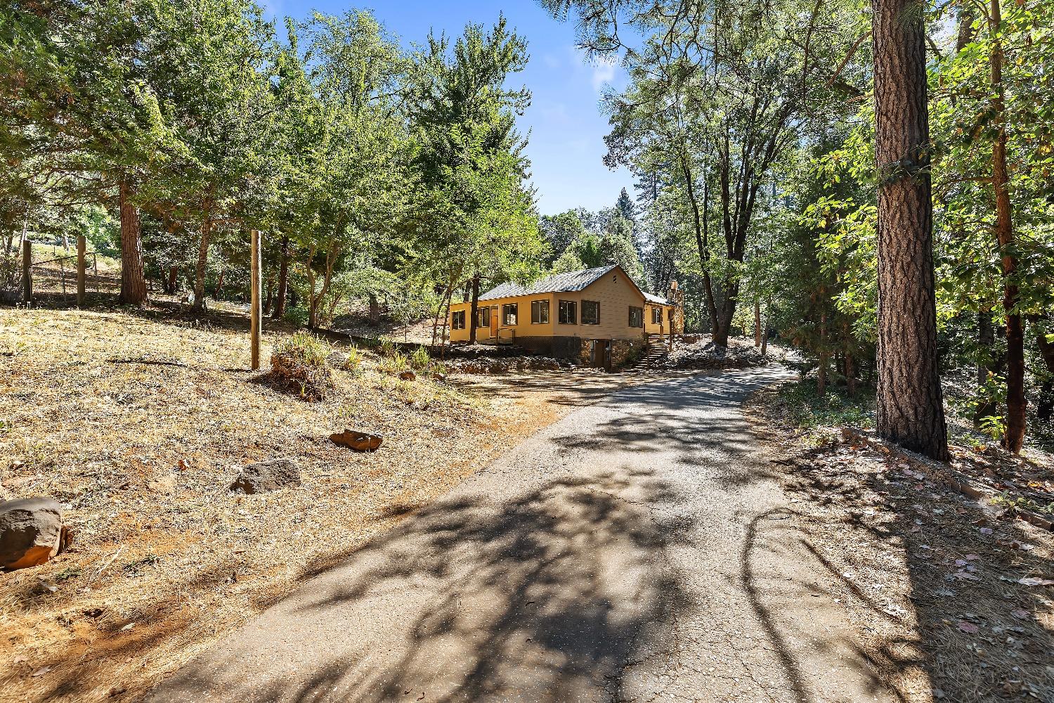 Detail Gallery Image 10 of 39 For 11000 Bubbling Wells Rd, Grass Valley,  CA 95945 - 3 Beds | 2 Baths