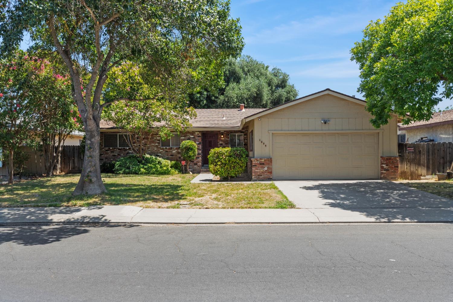 Detail Gallery Image 1 of 1 For 1424 Bandera Ln, Modesto,  CA 95355 - 3 Beds | 2 Baths