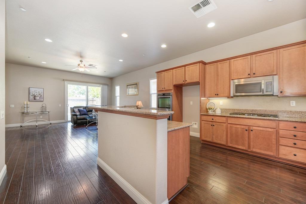 Detail Gallery Image 5 of 58 For 2144 Arlington Dr, Roseville,  CA 95747 - 3 Beds | 2 Baths