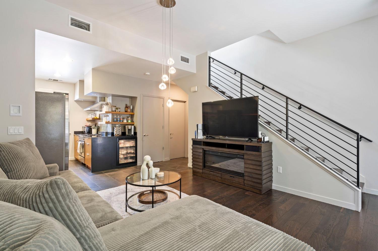 E Walk, Sacramento, CA, 95816-5925