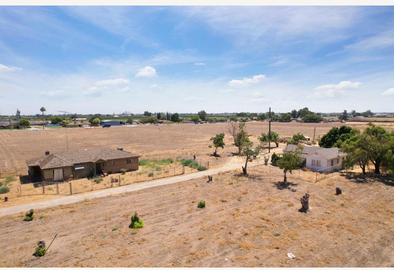 Detail Gallery Image 1 of 1 For 690 W Mathews Rd, French Camp,  CA 95231 - 6 Beds | 2/1 Baths