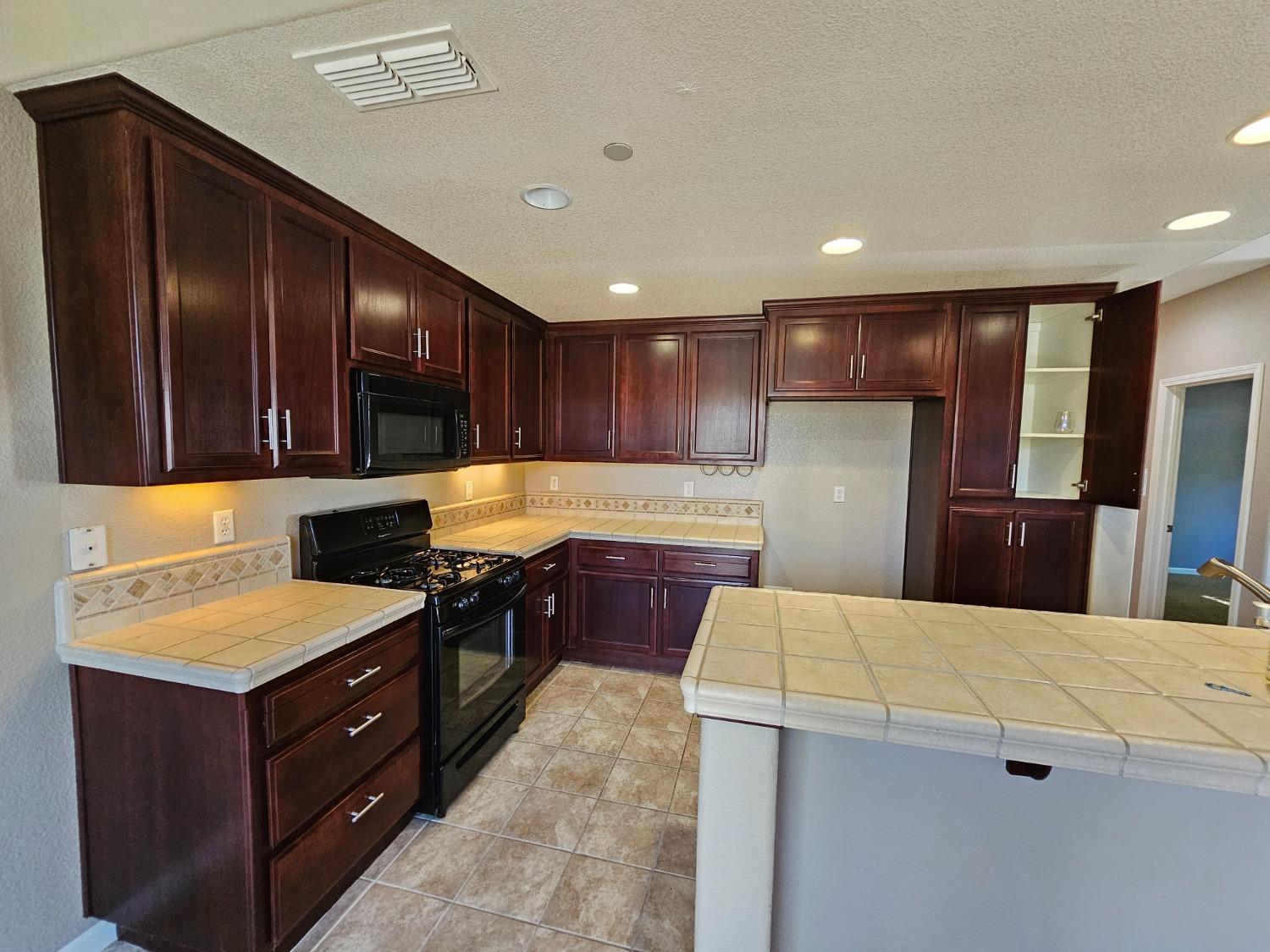 Photo #2: 224084567 Listing 