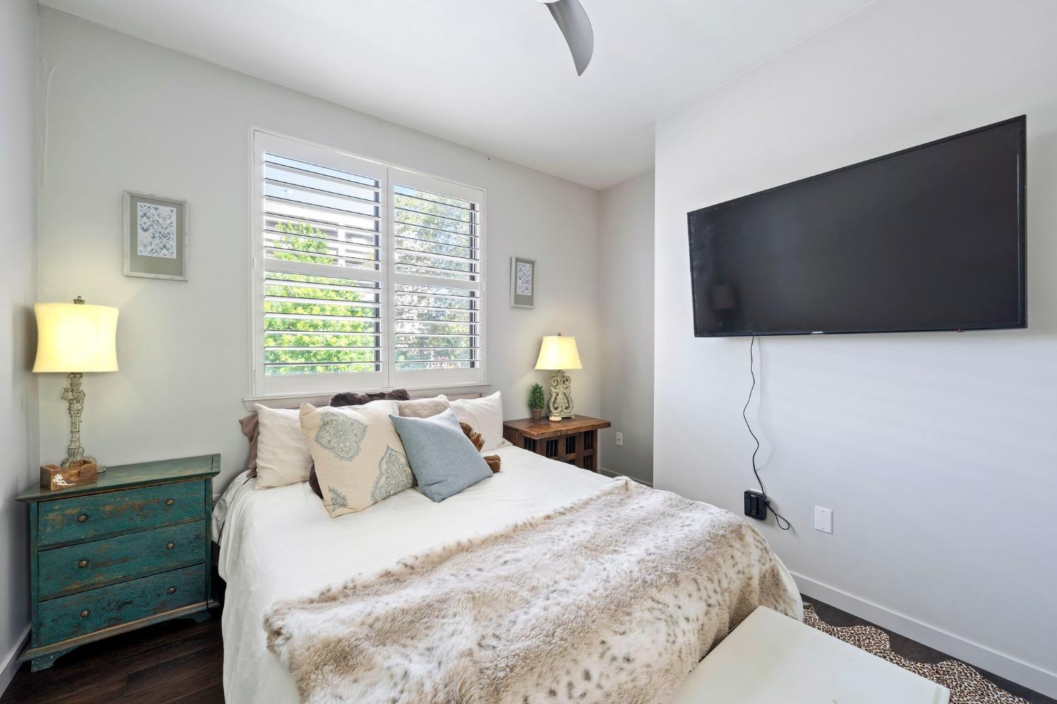 E Walk, Sacramento, CA, 95816-5925