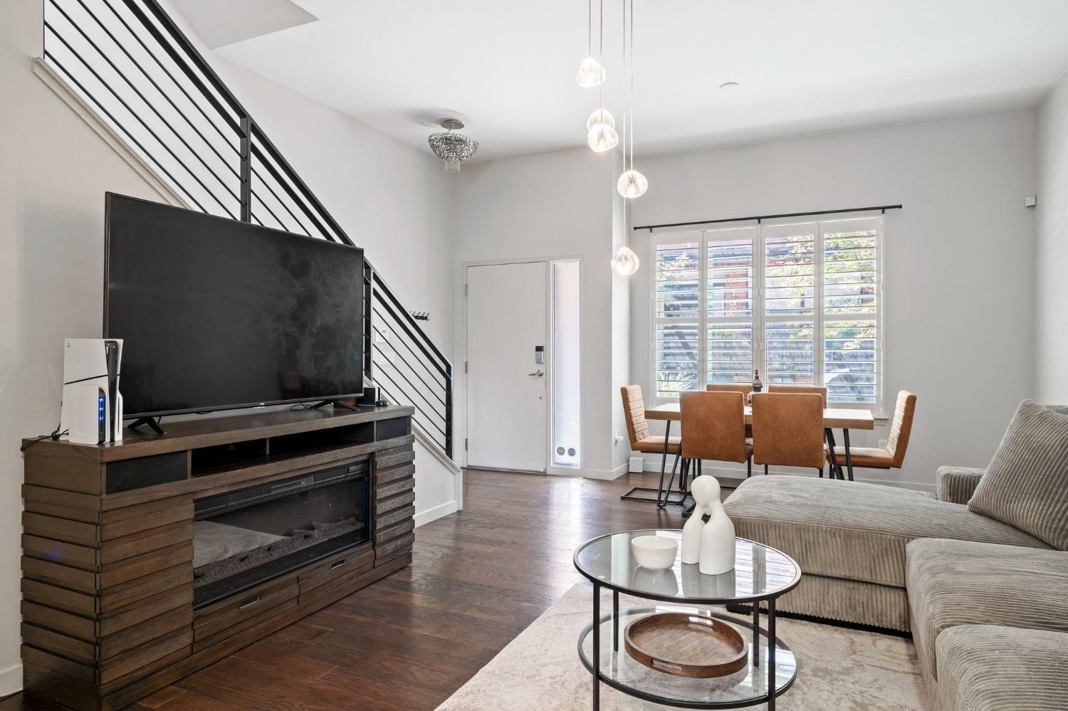 E Walk, Sacramento, CA, 95816-5925