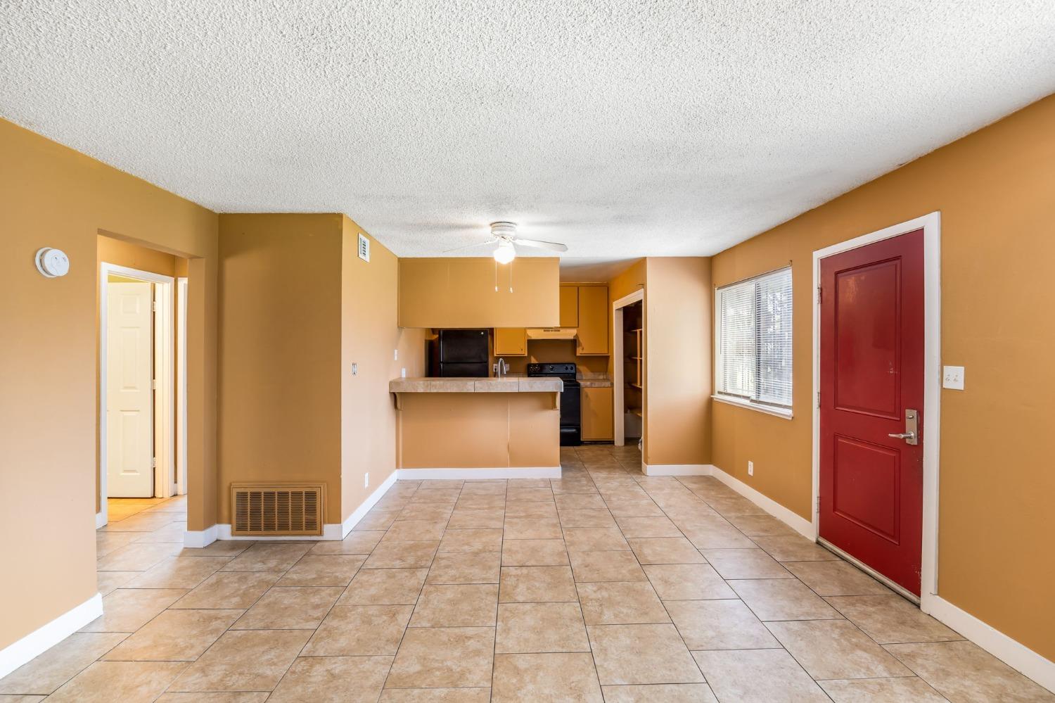 Detail Gallery Image 6 of 26 For 402 E Bianchi Rd #1,  Stockton,  CA 95207 - 2 Beds | 1 Baths