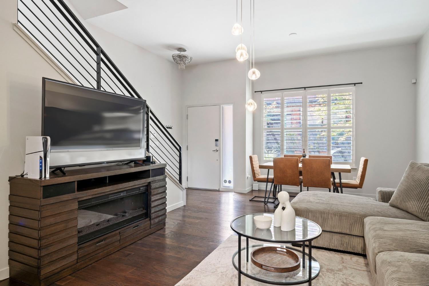 E Walk, Sacramento, CA, 95816-5925