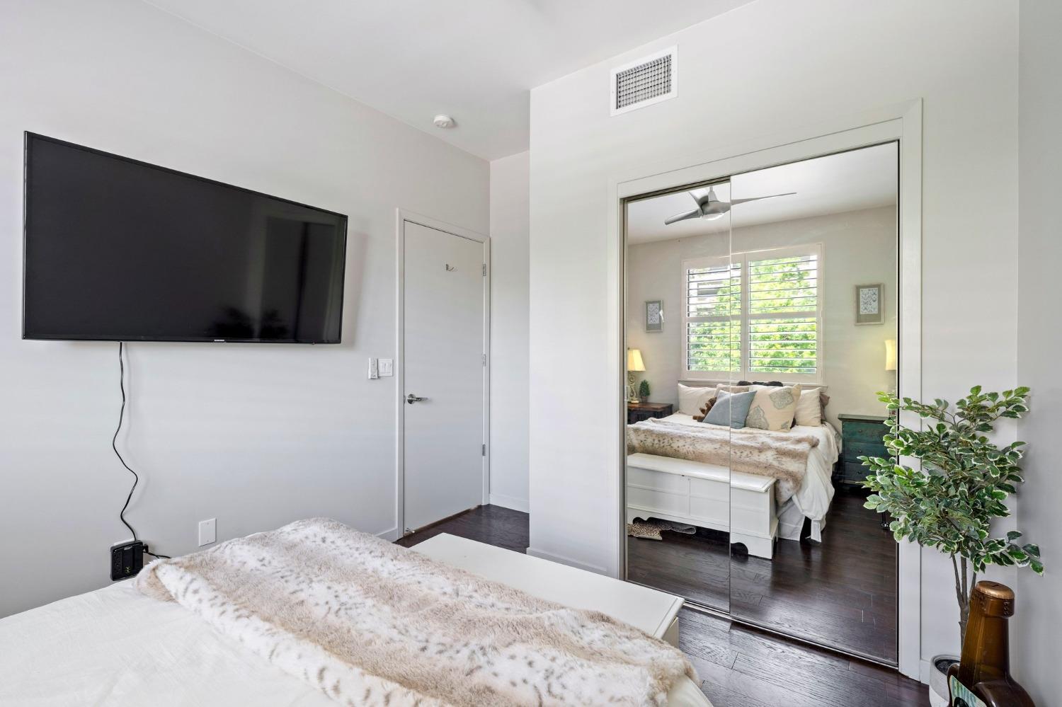 E Walk, Sacramento, CA, 95816-5925