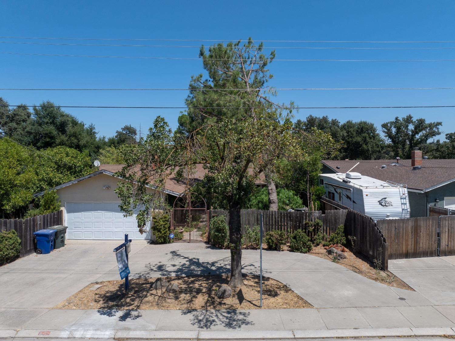 Detail Gallery Image 4 of 7 For 2409 Edgebrook Dr, Modesto,  CA 95354 - 3 Beds | 2 Baths