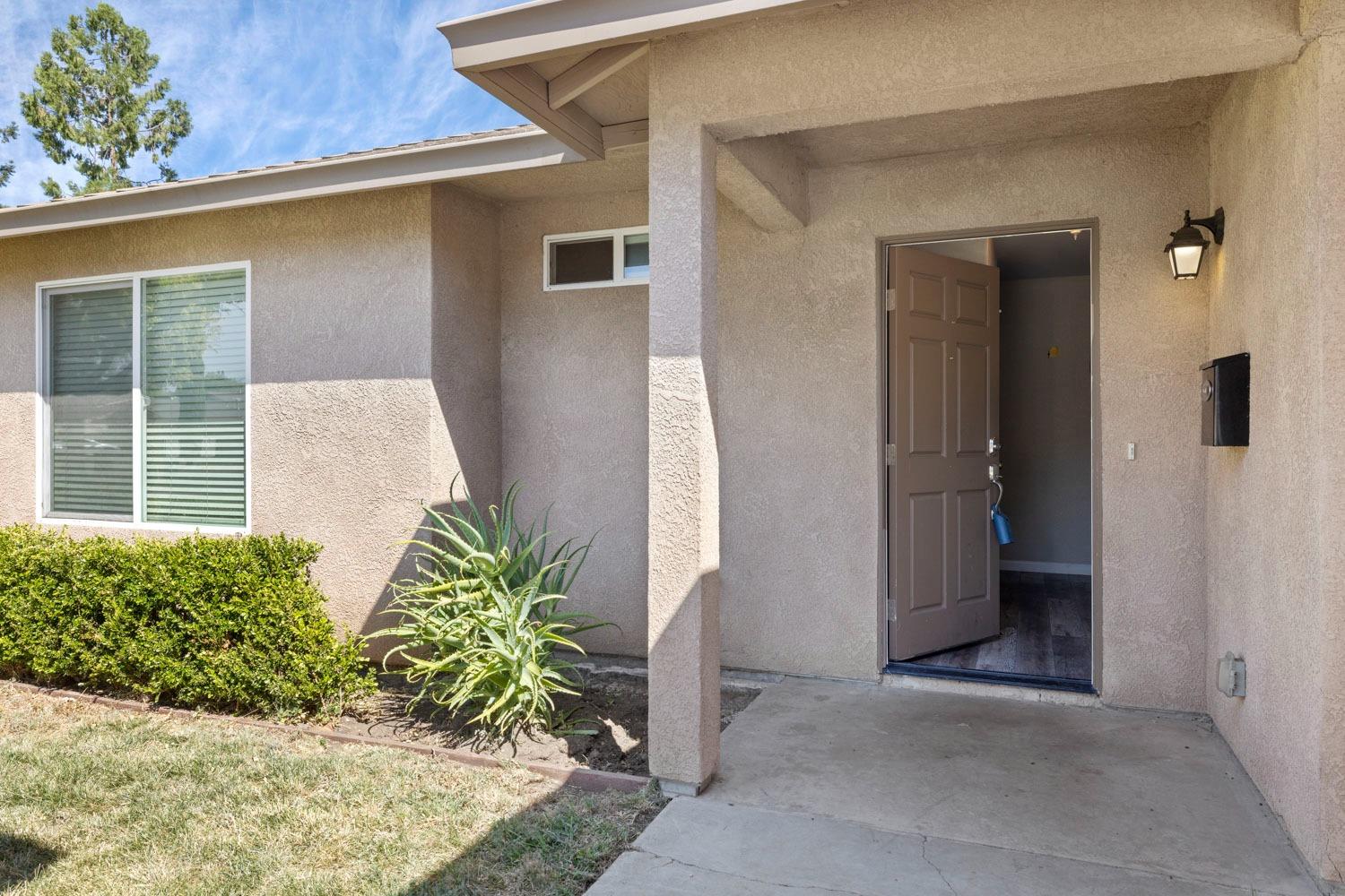 Detail Gallery Image 4 of 23 For 1843 Porter Way, Stockton,  CA 95207 - 3 Beds | 1 Baths