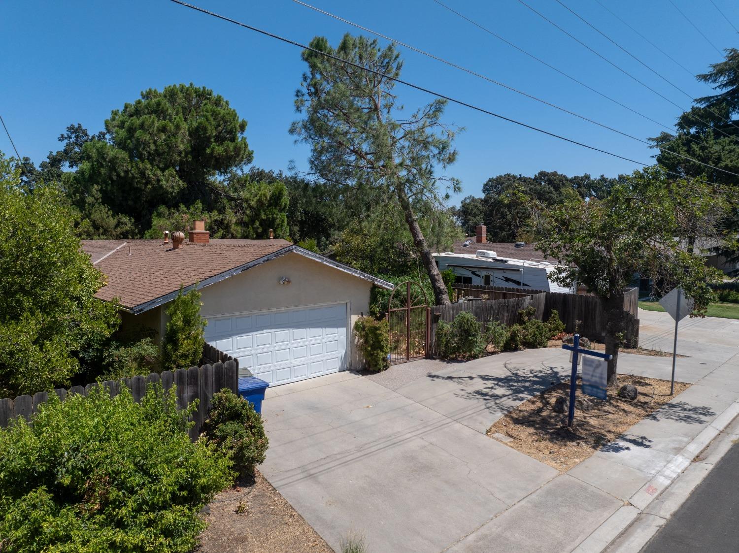 Detail Gallery Image 5 of 7 For 2409 Edgebrook Dr, Modesto,  CA 95354 - 3 Beds | 2 Baths