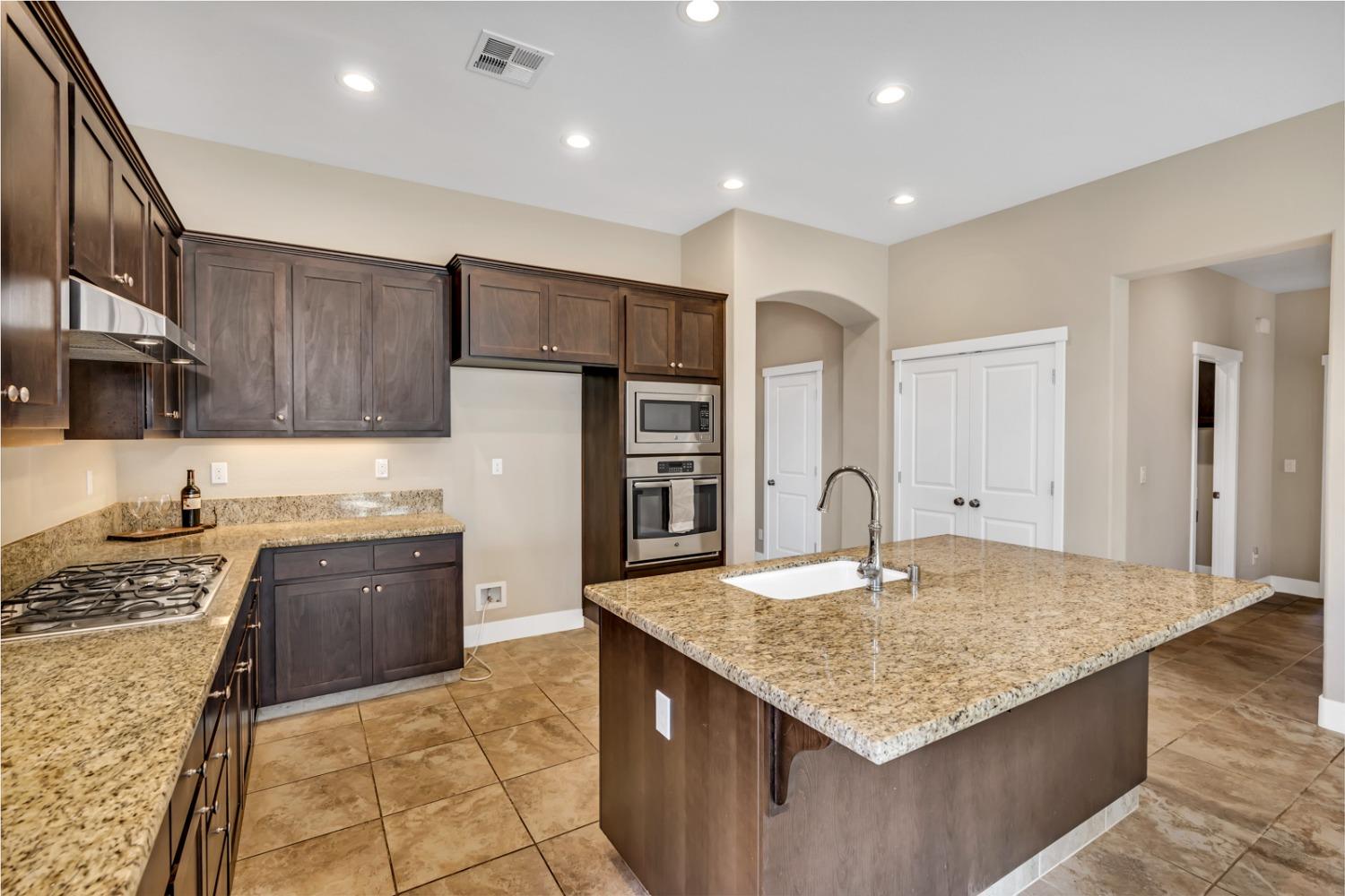 Chert Court, Los Banos, California image 10