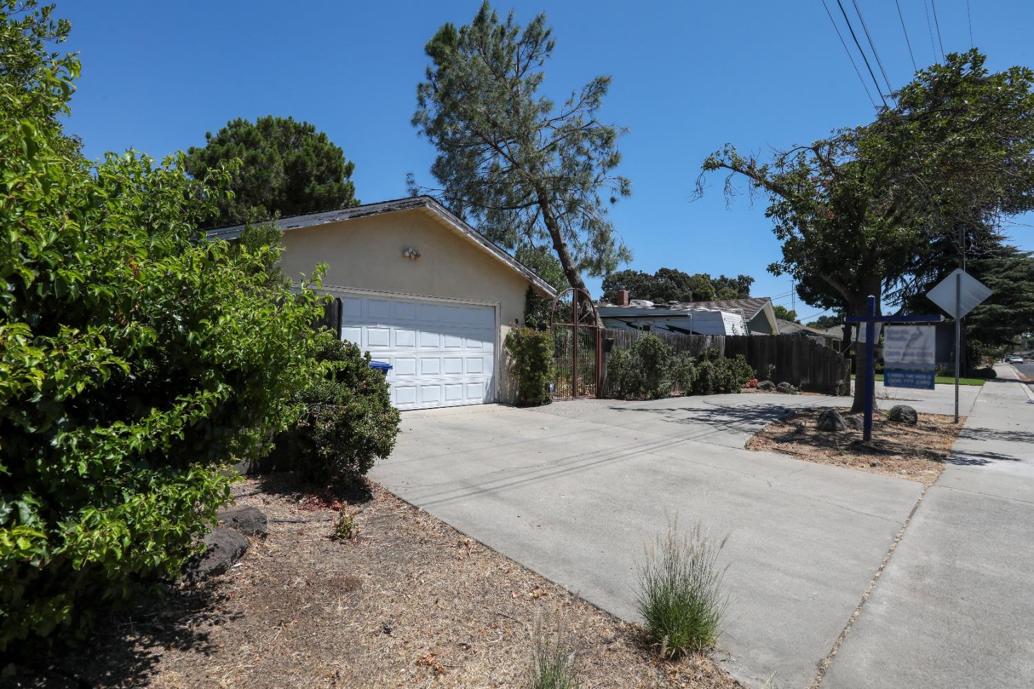 Detail Gallery Image 2 of 7 For 2409 Edgebrook Dr, Modesto,  CA 95354 - 3 Beds | 2 Baths