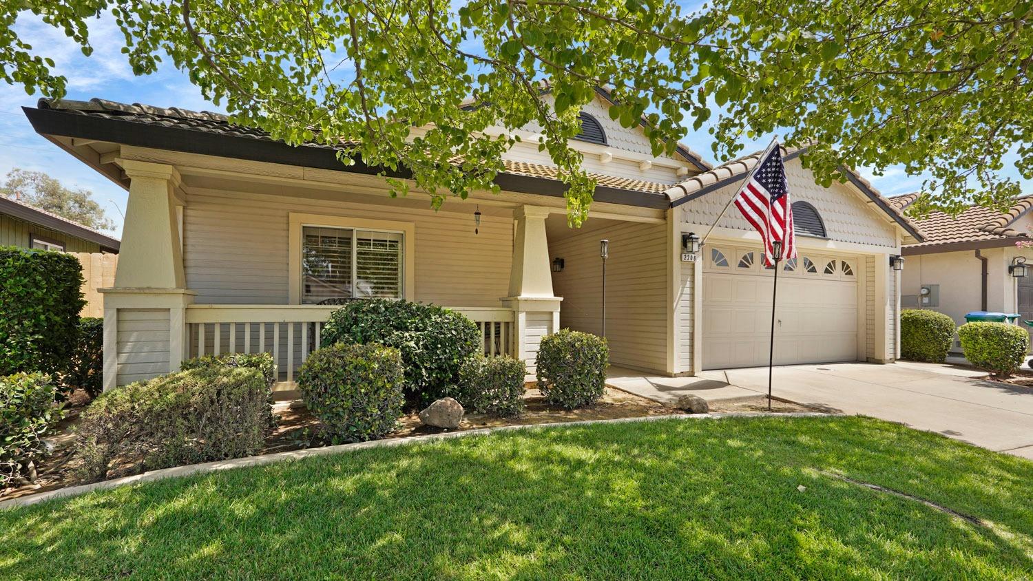 Detail Gallery Image 1 of 34 For 2208 Starling Way, Lodi,  CA 95240 - 3 Beds | 2 Baths