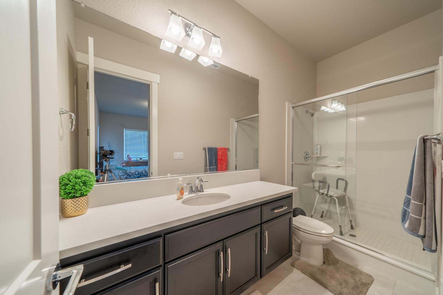 Detail Gallery Image 18 of 26 For 1847 Outrigger Ln, Lathrop,  CA 95330 - 6 Beds | 5/1 Baths