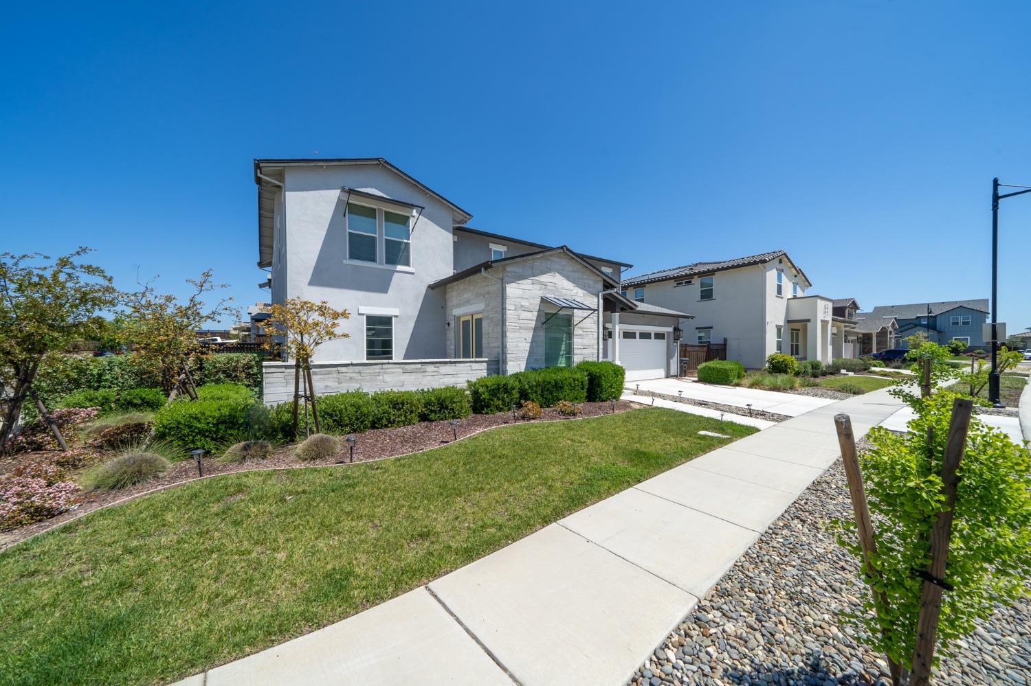 Detail Gallery Image 2 of 26 For 1847 Outrigger Ln, Lathrop,  CA 95330 - 6 Beds | 5/1 Baths