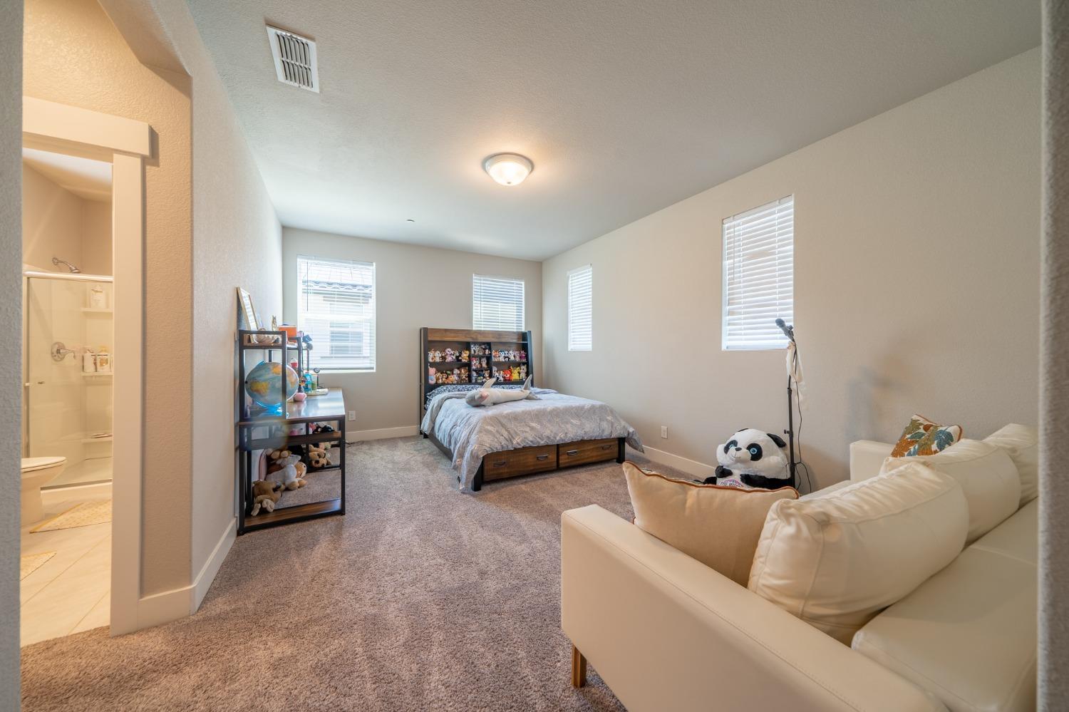 Detail Gallery Image 12 of 26 For 1847 Outrigger Ln, Lathrop,  CA 95330 - 6 Beds | 5/1 Baths