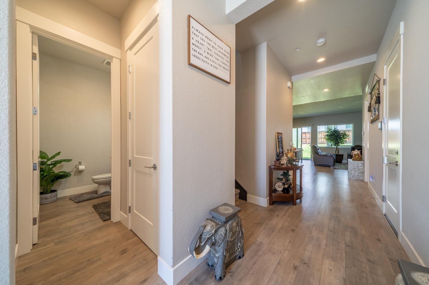 Detail Gallery Image 6 of 26 For 1847 Outrigger Ln, Lathrop,  CA 95330 - 6 Beds | 5/1 Baths