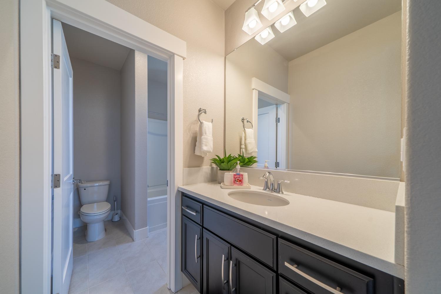 Detail Gallery Image 21 of 26 For 1847 Outrigger Ln, Lathrop,  CA 95330 - 6 Beds | 5/1 Baths