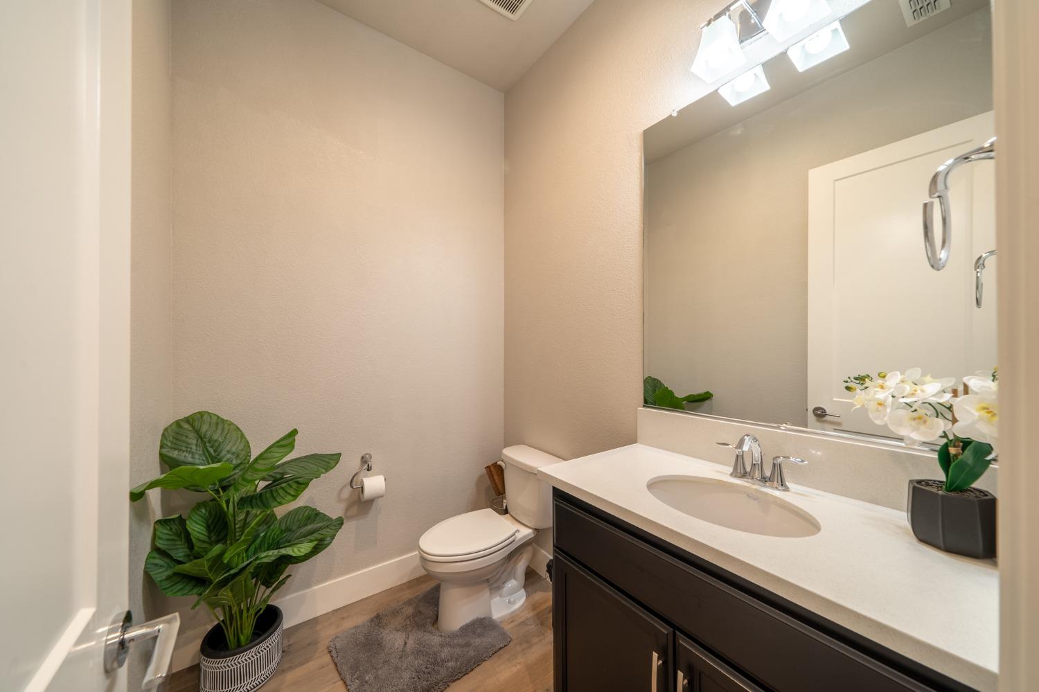 Detail Gallery Image 7 of 26 For 1847 Outrigger Ln, Lathrop,  CA 95330 - 6 Beds | 5/1 Baths