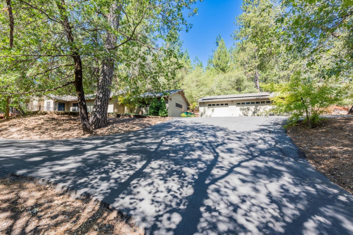 Detail Gallery Image 1 of 1 For 1076 Madrone Ln, Placerville,  CA 95667 - 3 Beds | 2 Baths