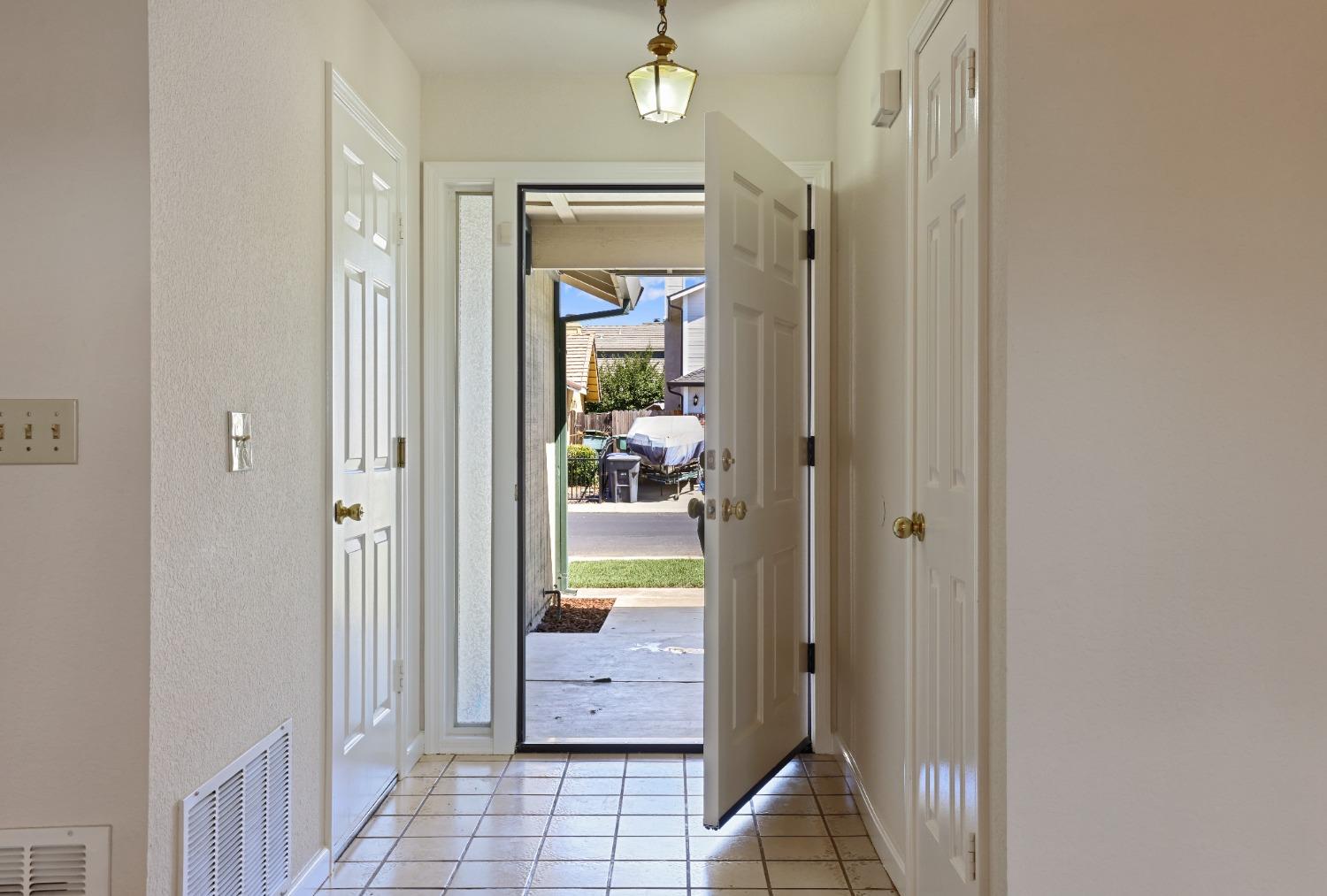 Detail Gallery Image 4 of 30 For 2308 Quail Meadow Dr, Modesto,  CA 95355 - 3 Beds | 2 Baths