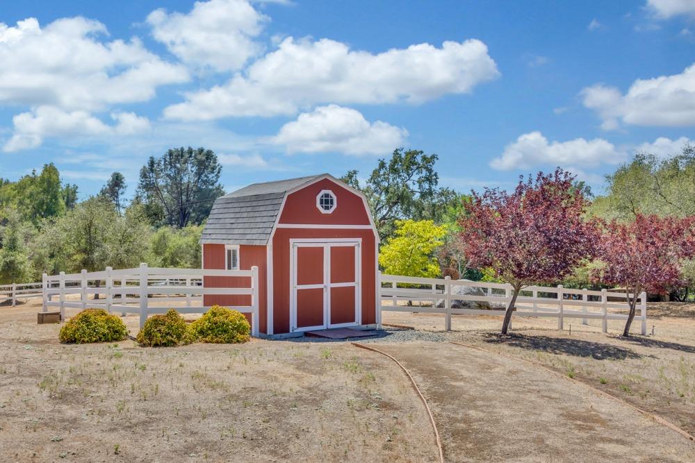 Detail Gallery Image 5 of 67 For 9400 King Rd, Loomis,  CA 95650 - 3 Beds | 2/1 Baths